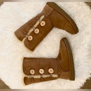 UGG Bailey Button Triplet Chestnut Boots